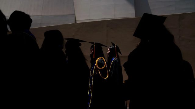 Navigating the Job Market: New Grads Face AI Competition