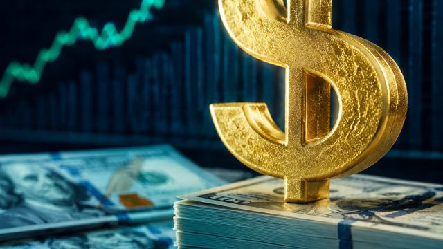 Dollar Surges to Peak Amidst Anticipation of Fed Rate Increases